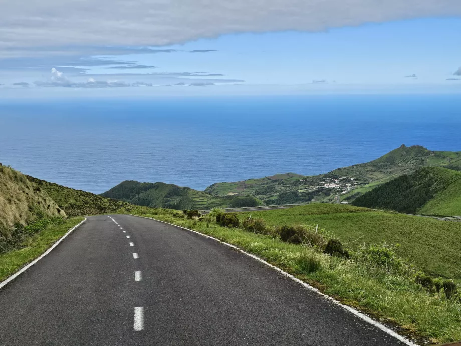 Route escarpée à l'écart de toute civilisation