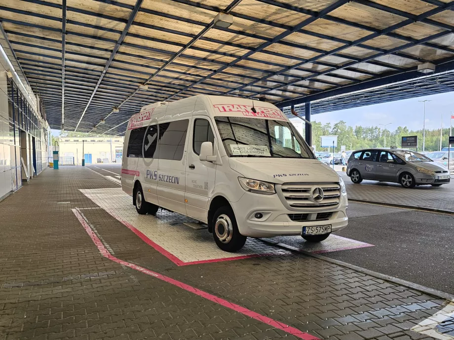 Minibus à l'aéroport de Szczecin