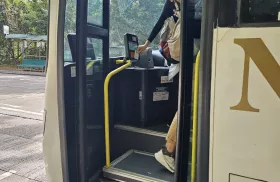 Lecteur de carte octopus lors de l'embarquement dans le bus