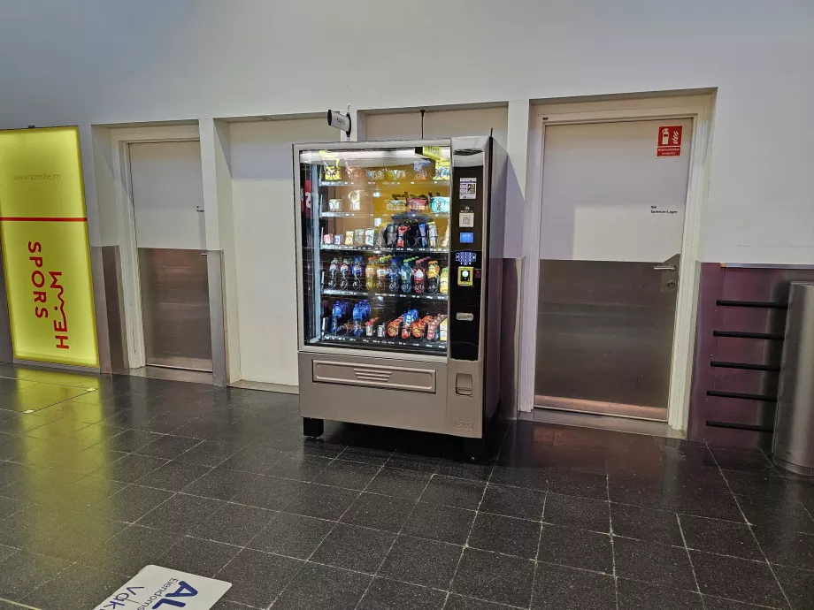 Distributeur automatique dans le hall d'arrivée