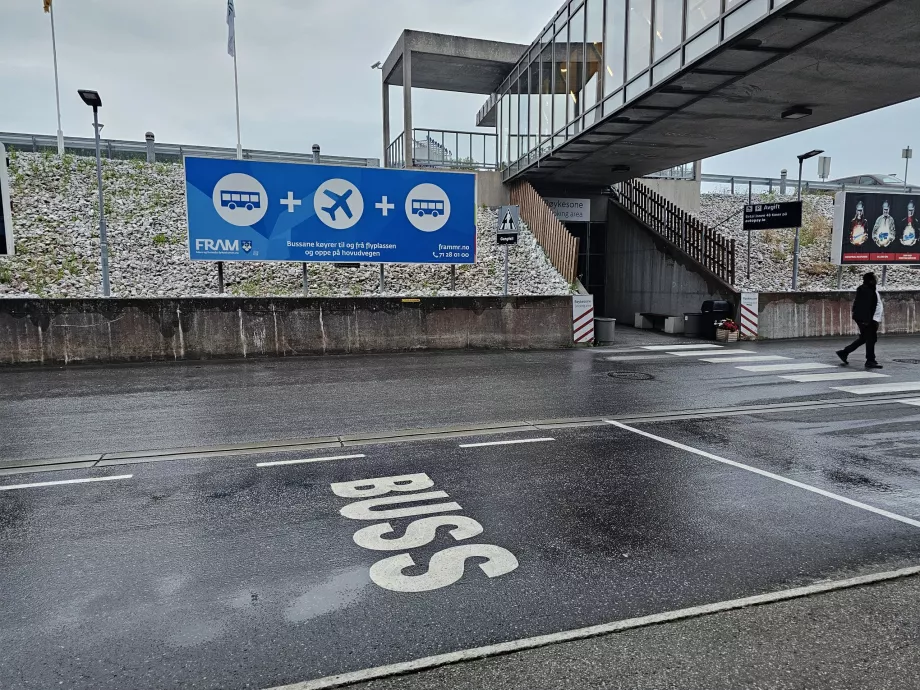 Arrêt de bus de la ville (direction Kristiansund et autres)