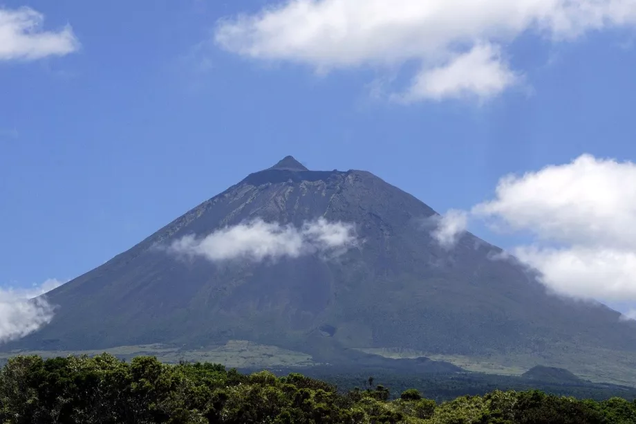 Pico à sommet pointu proéminent Piquinho