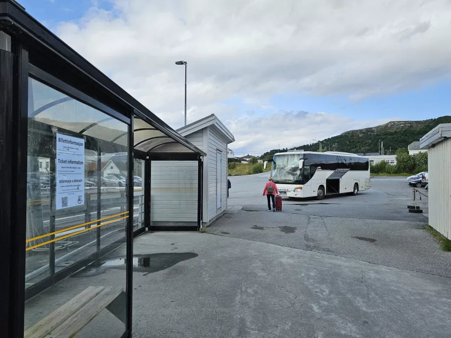 Le bus attend l'arrivée du ferry