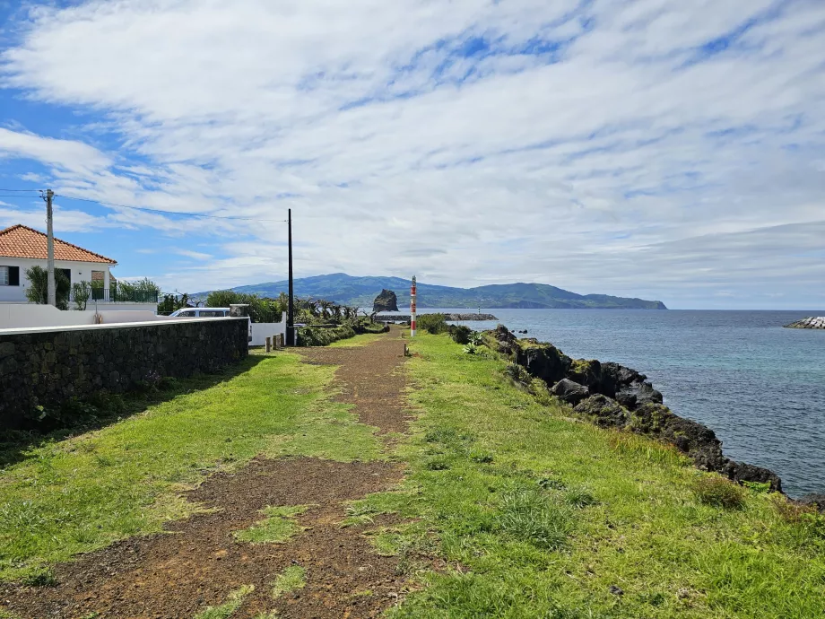 Chemin de randonnée le long de la mer