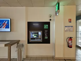 Distributeur automatique de billets dans l'espace public