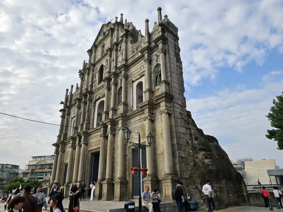 Vue latérale des ruines de l'église Saint-Paul