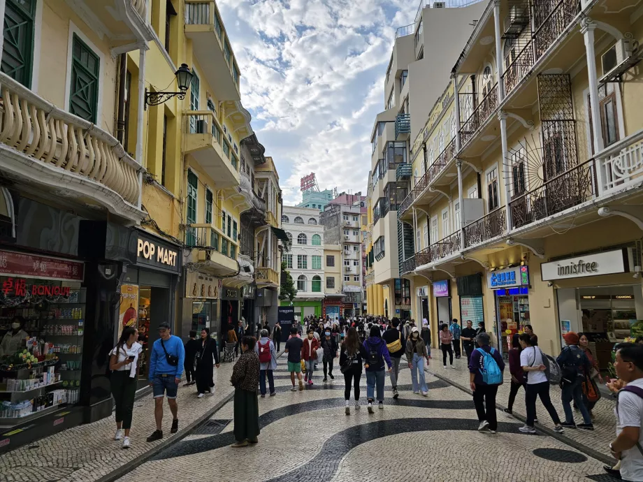 La rue Soriano, prolongement libre de la place du Sénat