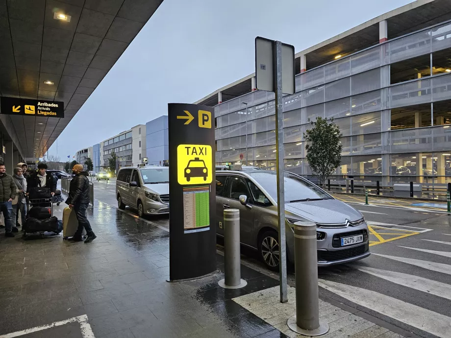 Station de taxis à l'extérieur de l'aéroport de Gérone