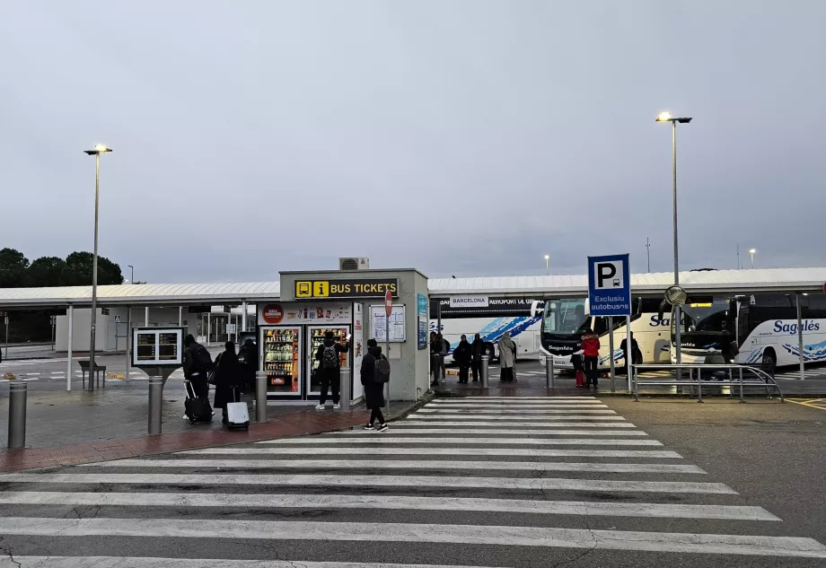 Station de bus devant le terminal