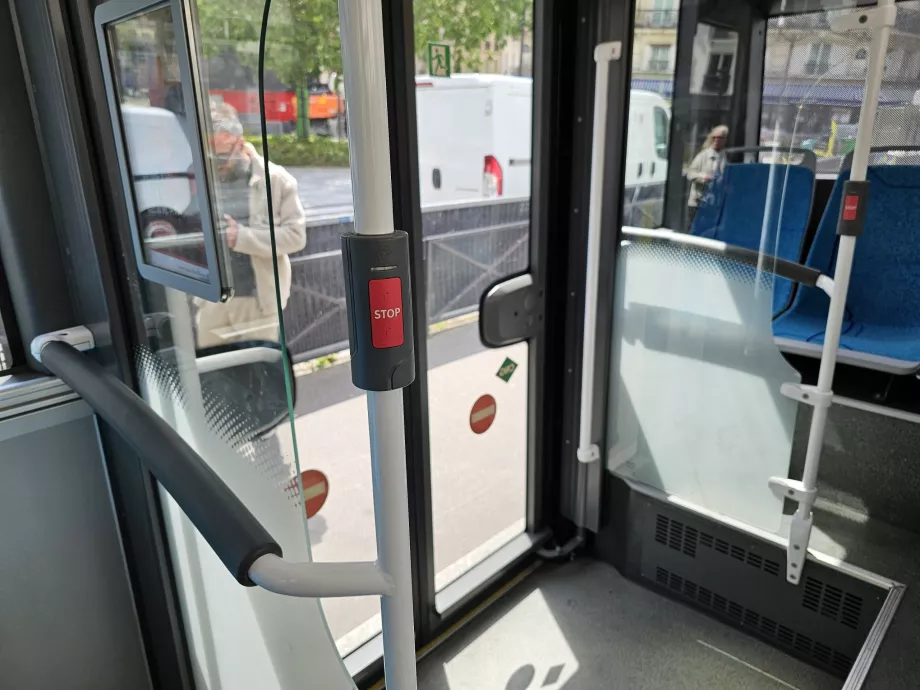 Bouton d'arrêt pour sortir du bus