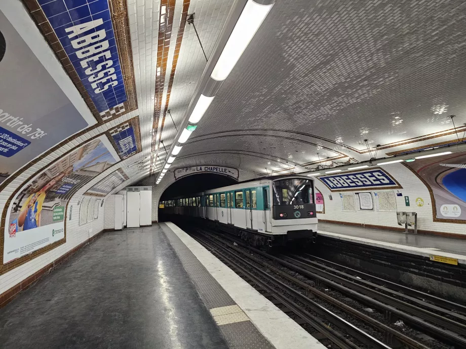 Métro à la station Abbesses