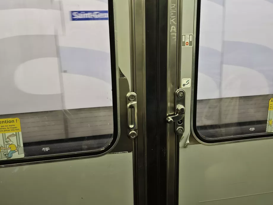 Ouverture des portes des anciennes rames de métro (soulever le levier)