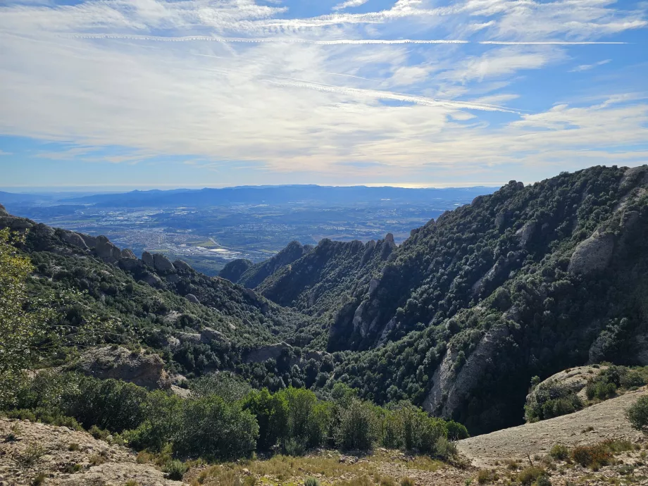 Vue vers le sud depuis les montagnes de Montserrat