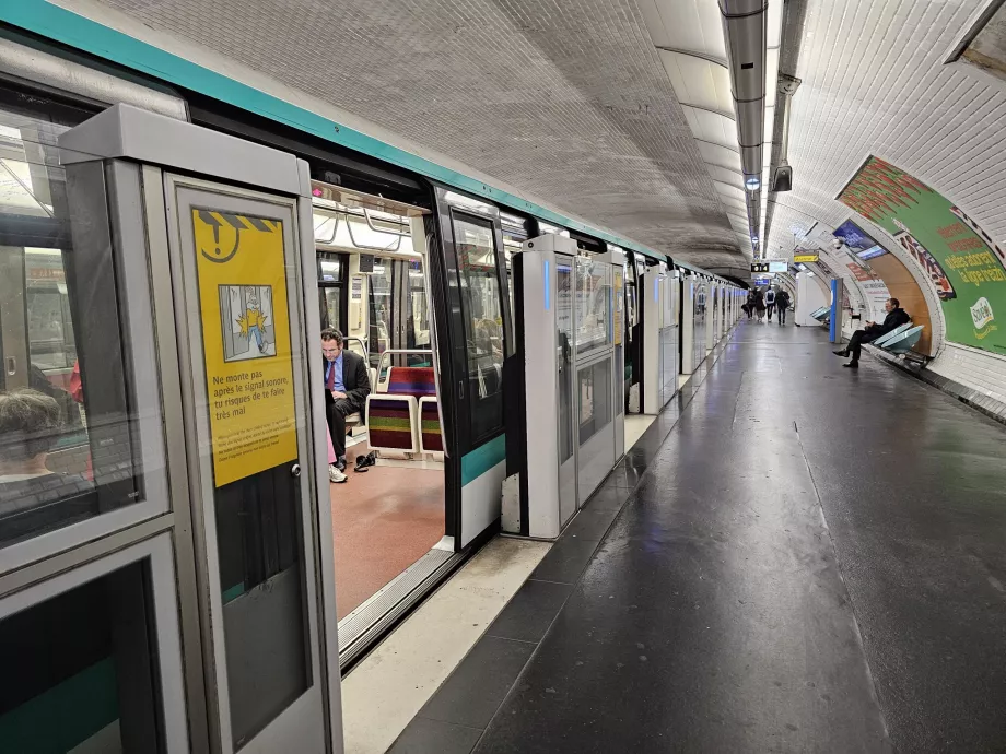 Station de métro avec barrières pour les nouveaux trains