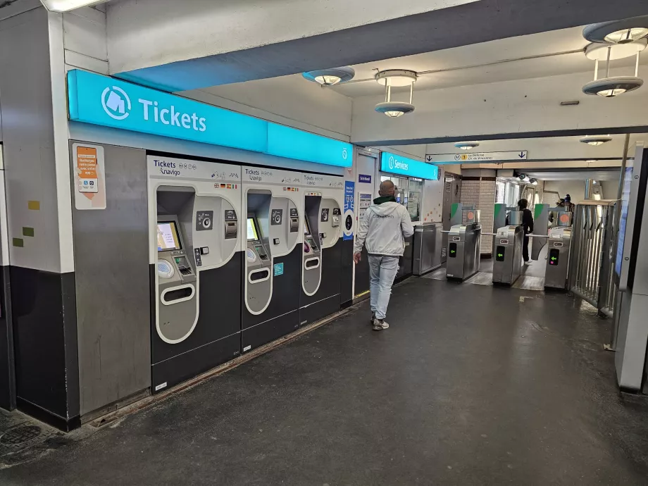 Il y a des distributeurs de billets dans toutes les stations de métro