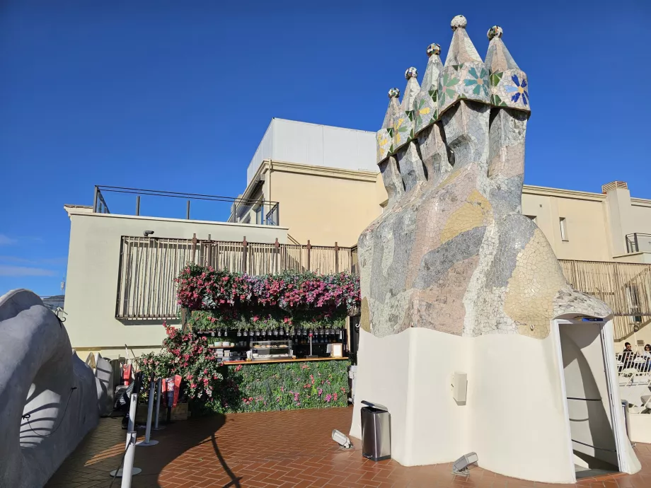 Terrasse et bar, toit de la Casa Battlo