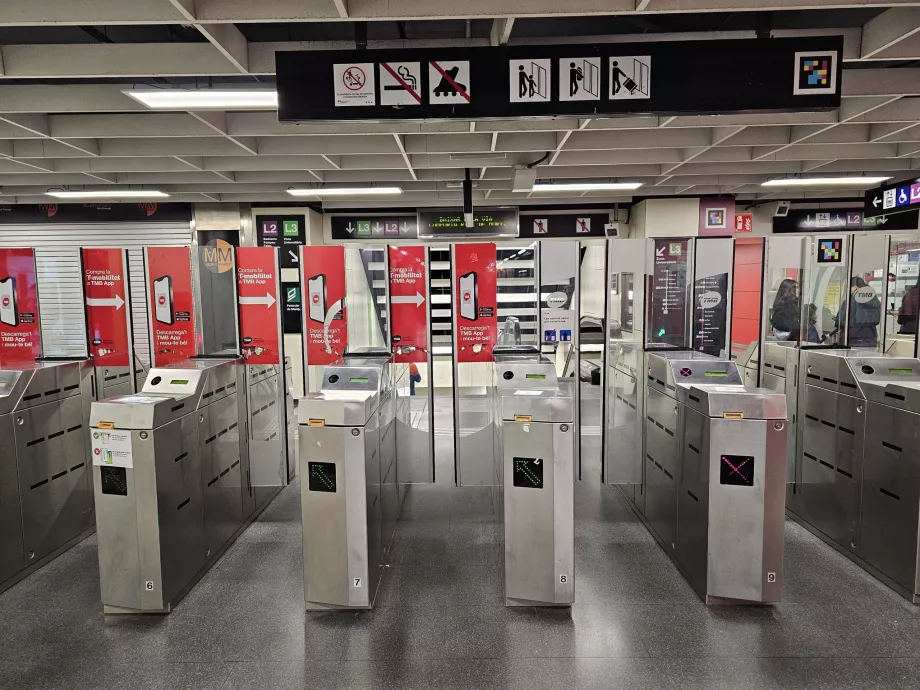 Tourniquets à l'entrée du métro