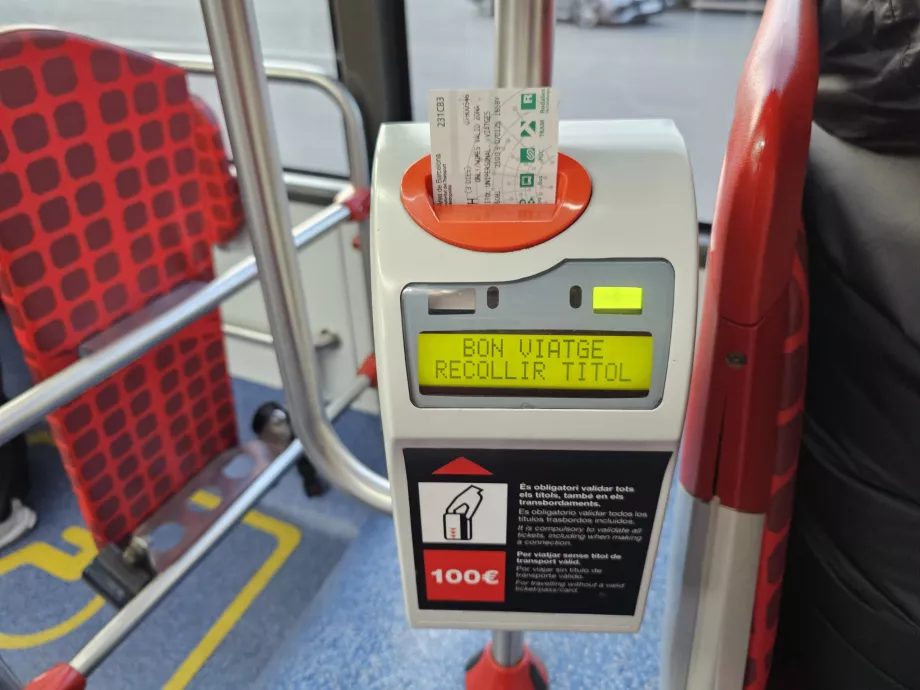 Valideur de billets dans le bus