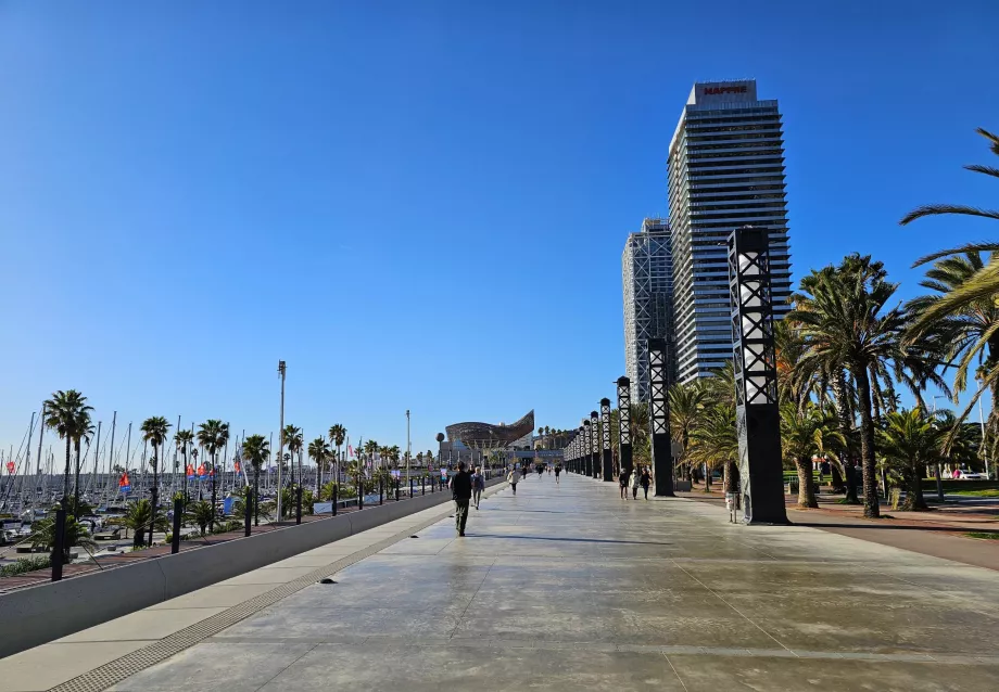 Promenade le long de la plage de Bogatell