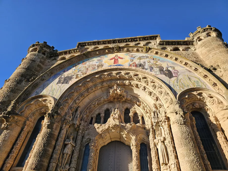 Détail du portail du temple de Tibidabo