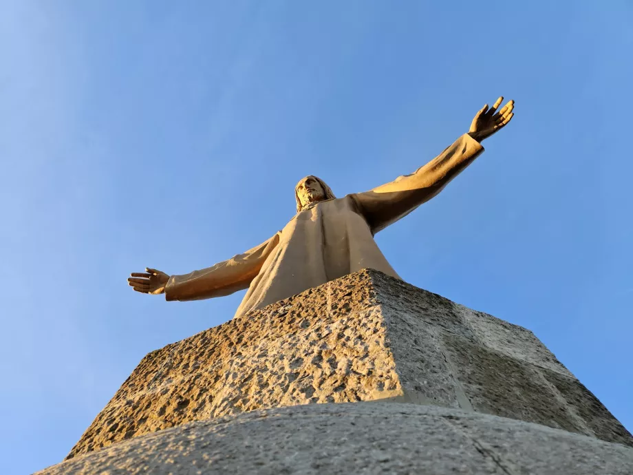 La statue du Christ au sommet de la tour du temple