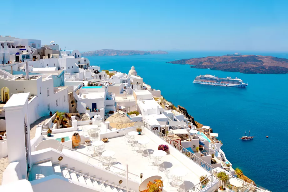 Bateau de croisière à Fira