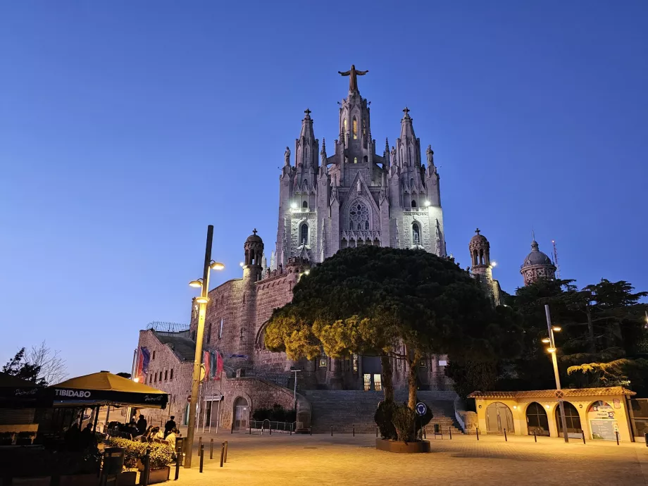 Le temple de Tibidiabo dans l'obscurité