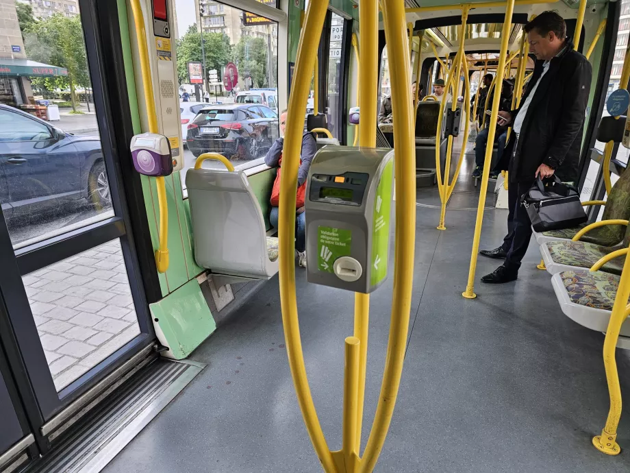 Valideurs de tickets dans le tramway