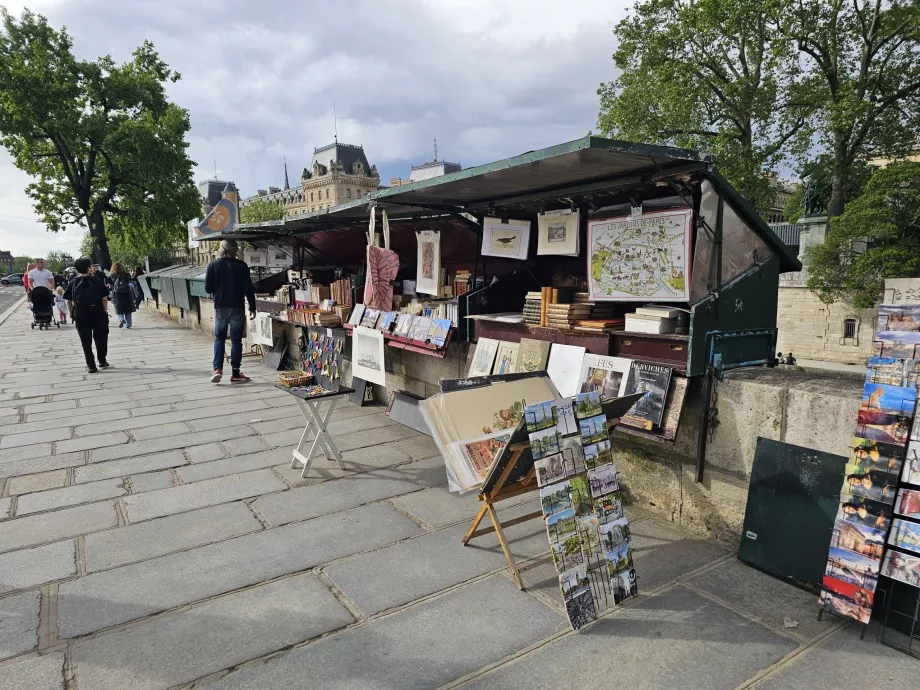 Vente de livres dans le quartier latin