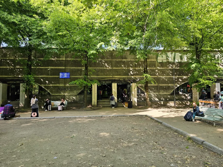 Entrée de la gare routière de Bercy