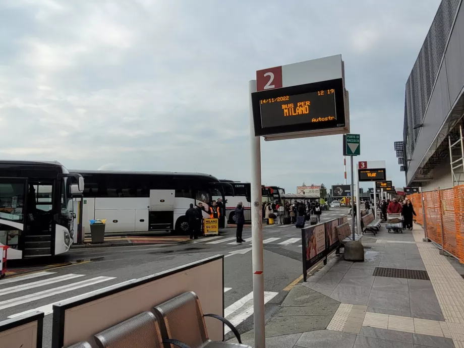 Arrêts de bus en direction de Milan