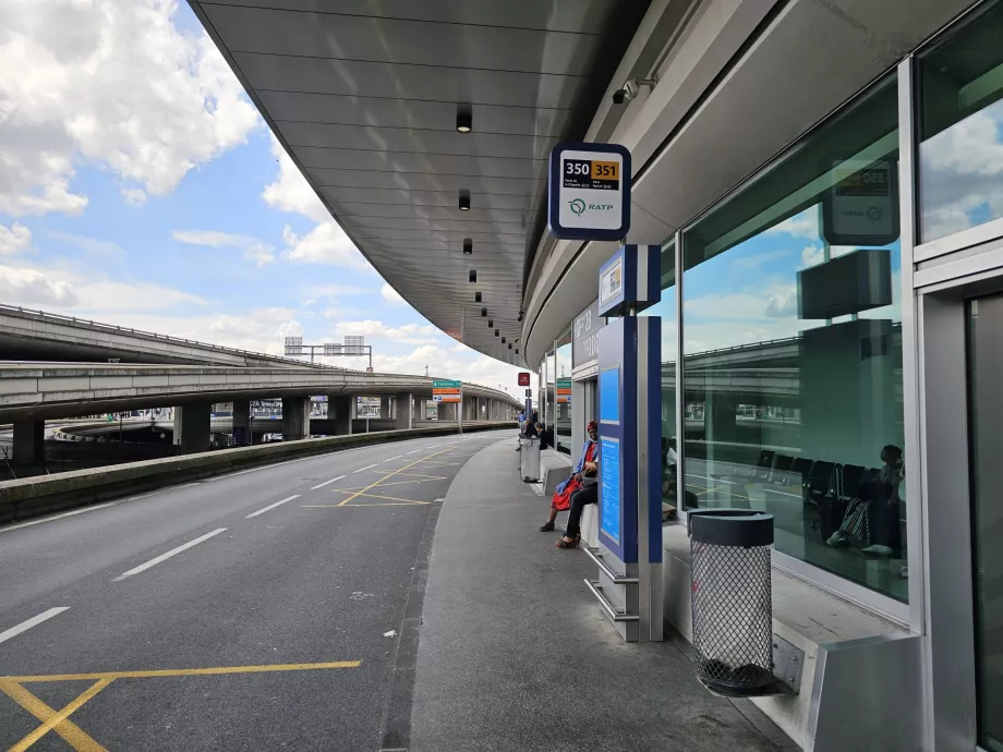 Arrêt de bus 350 et 351 au Terminal 2B