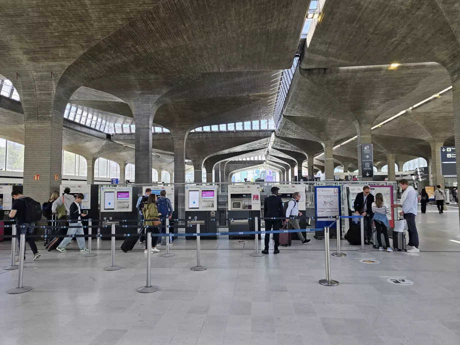 Distributeurs de billets de transports publics à la gare de Roissypole