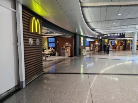 McDonald's, Terminal 1, zone publique
