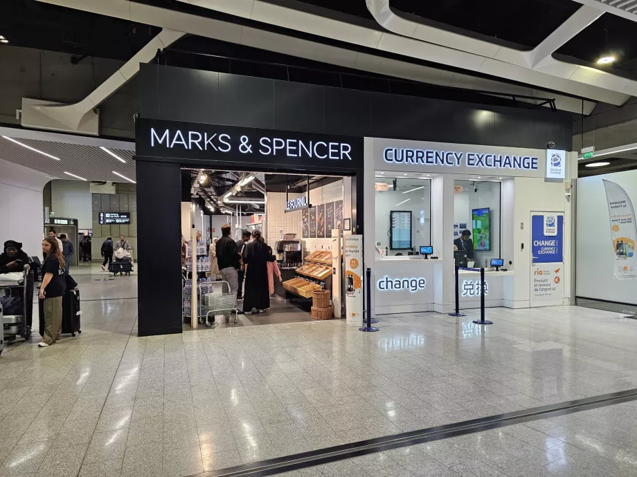 Supermarché et bureau de change dans le hall des arrivées du terminal 1