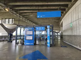 Station de taxis devant le hall des arrivées, Terminal 1