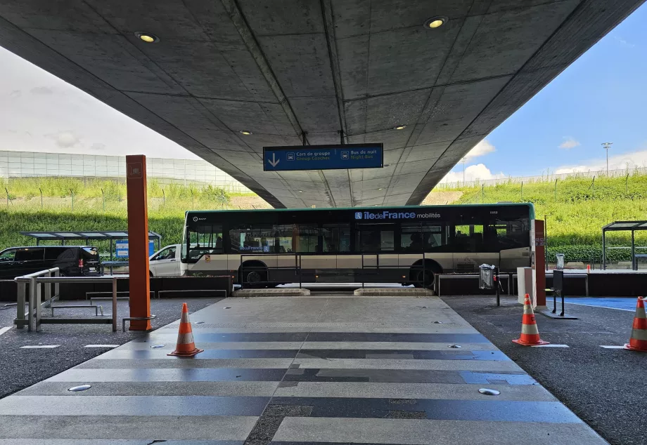 Bus 350 devant le terminal 1