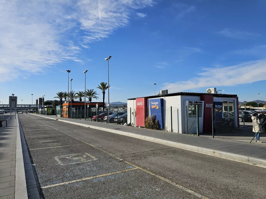 Location de voitures devant le terminal 2