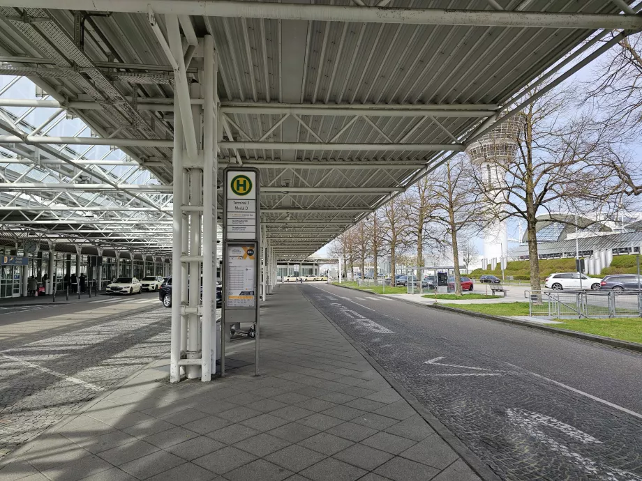 Arrêt Lufthansa CityBus devant le terminal 1