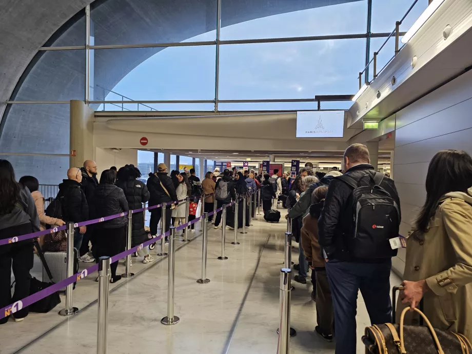 File d'attente pour le contrôle des passeports lors du transfert