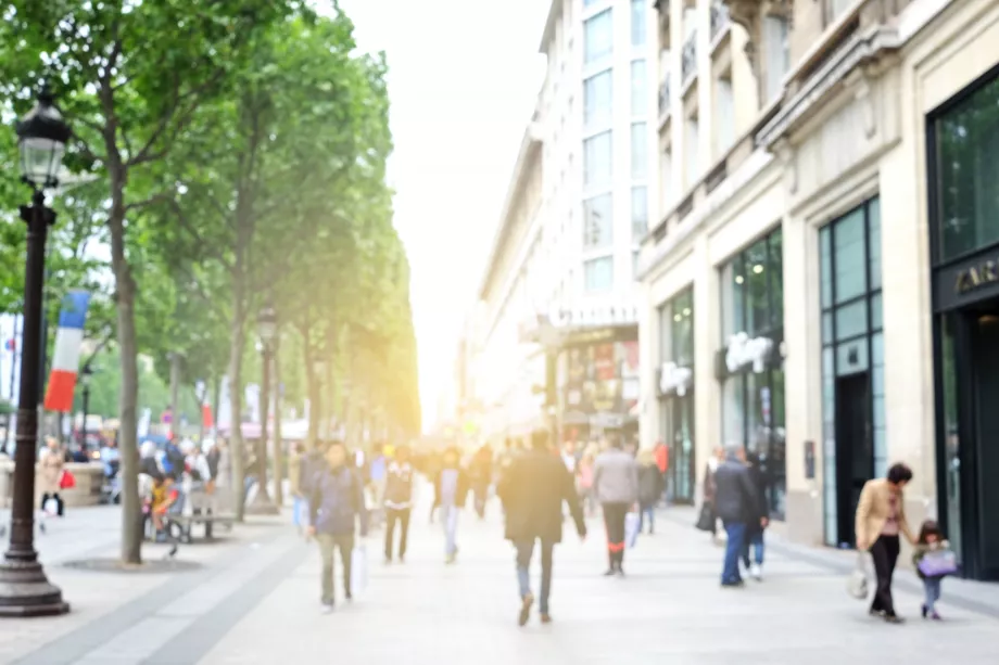 Shopping sur les Champs-Élysées