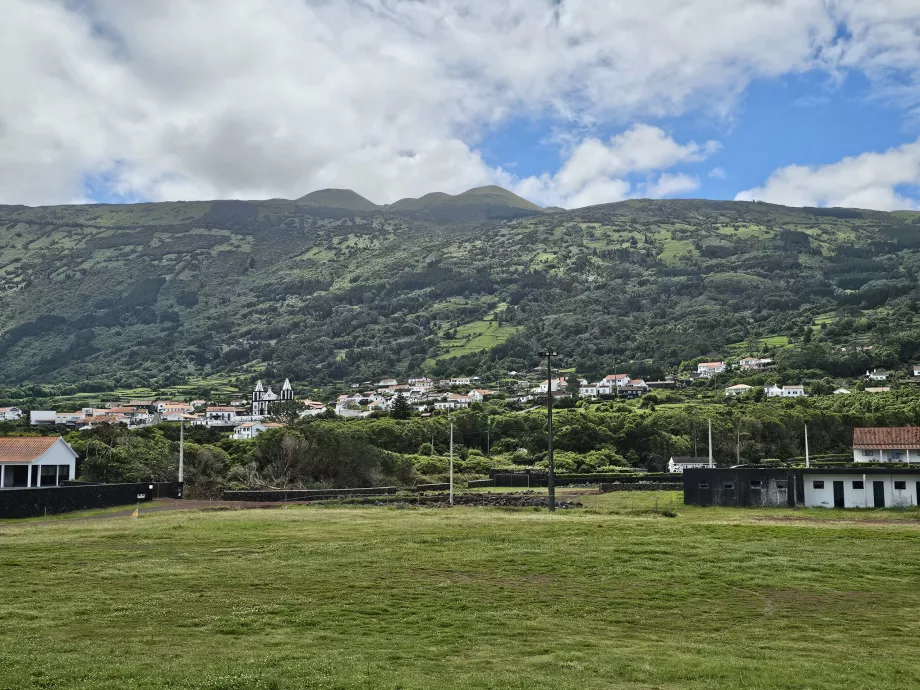 Village de Prainha sous la chaîne de montagnes