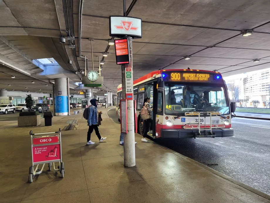 Arrêt de bus à l'aéroport