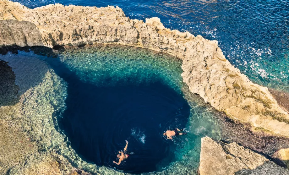 Le trou bleu pour une mer calme