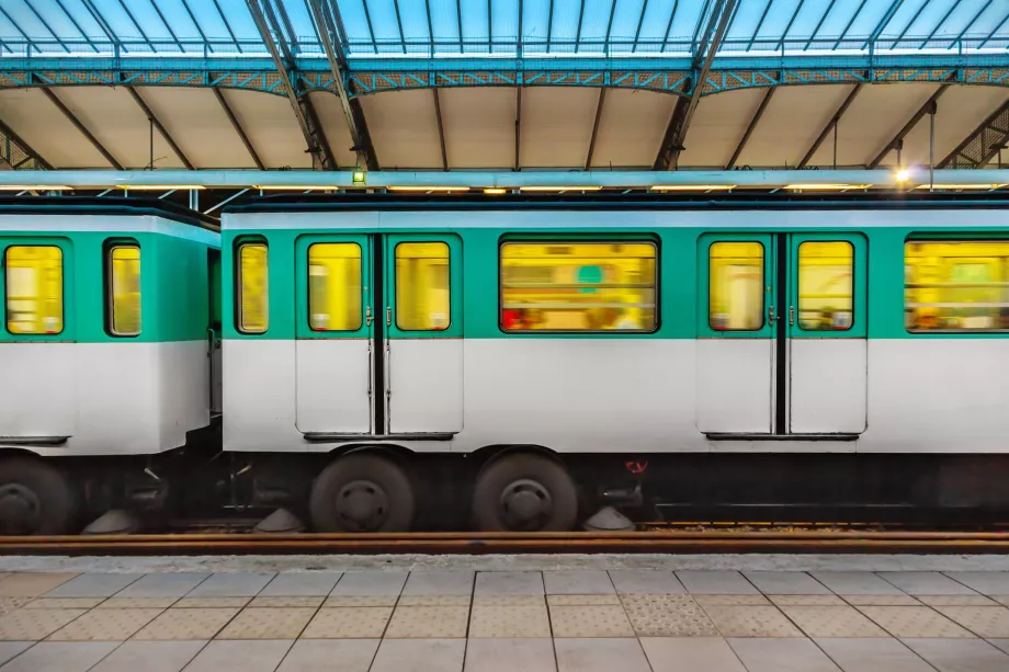 Métro avec roues en caoutchouc