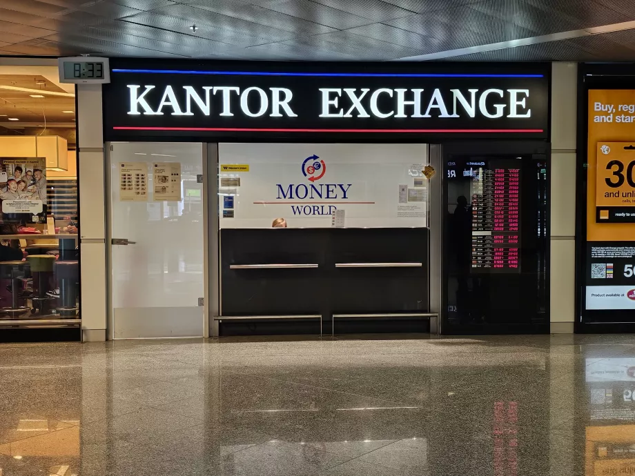 Bureau de change dans le hall des arrivées, zone publique