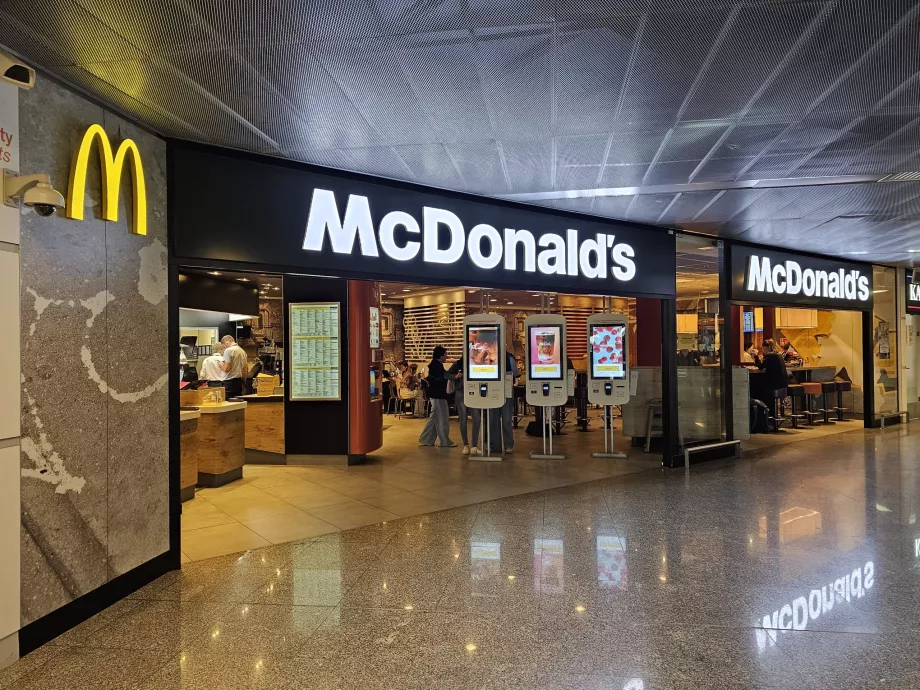 MdDonald's dans l'espace public de l'aéroport WAW