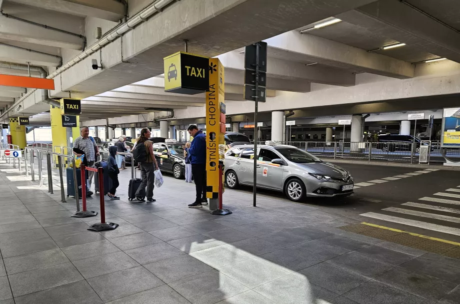 Station de taxis devant le hall d'arrivée