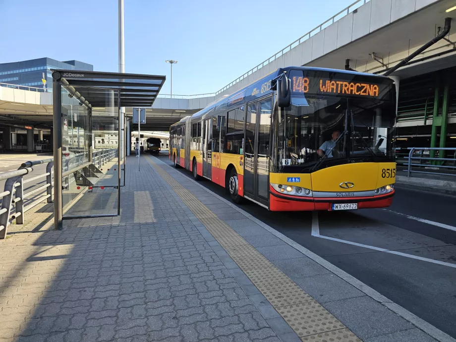 Ligne de bus 148 devant le hall d'arrivée