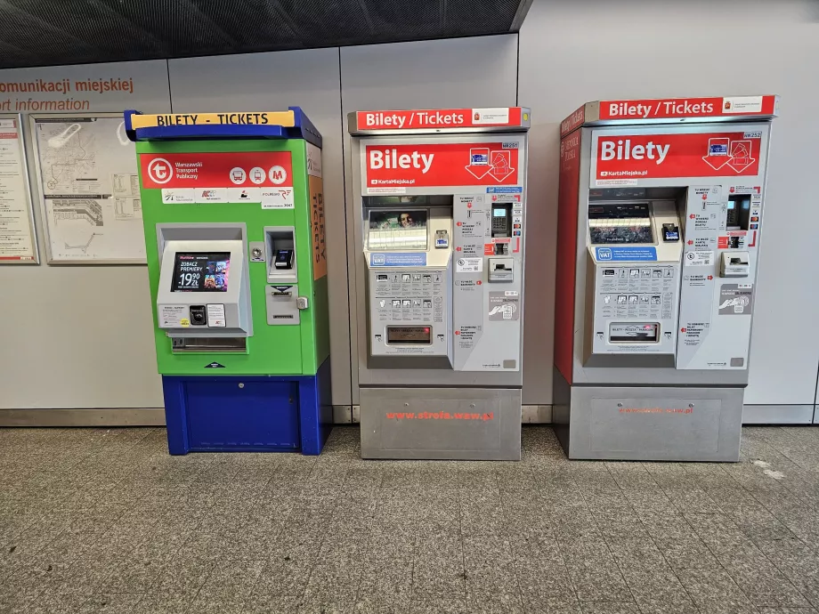 Distributeurs de billets à la gare (à gauche pour la ligne RL, à droite pour les lignes S-SKM)